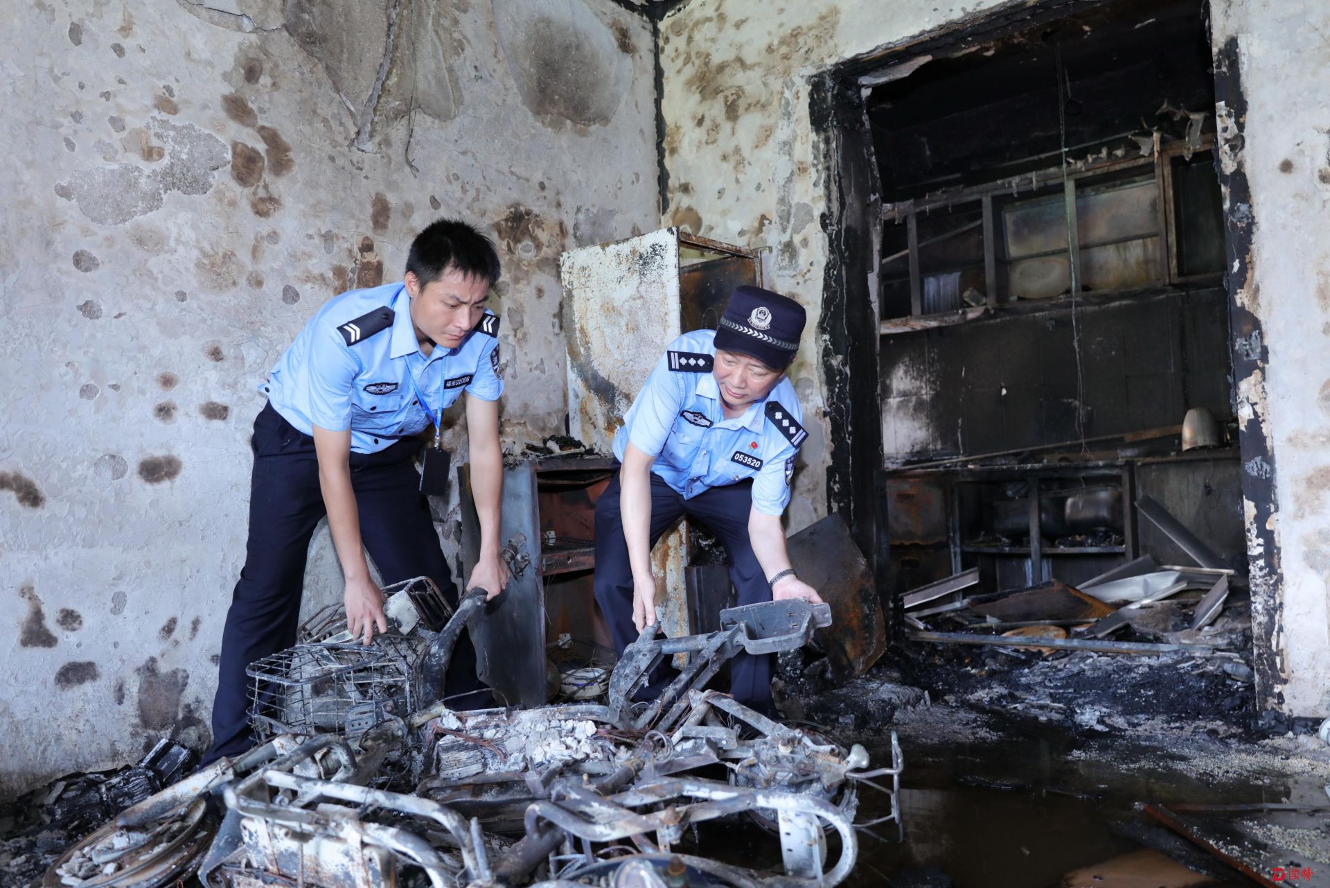 如果電動車在室內或走道,樓梯間等公共區域停放,充電,一旦起火,燃燒