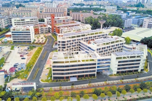 爱心企业市民走进社会福利院关爱孤残青少年