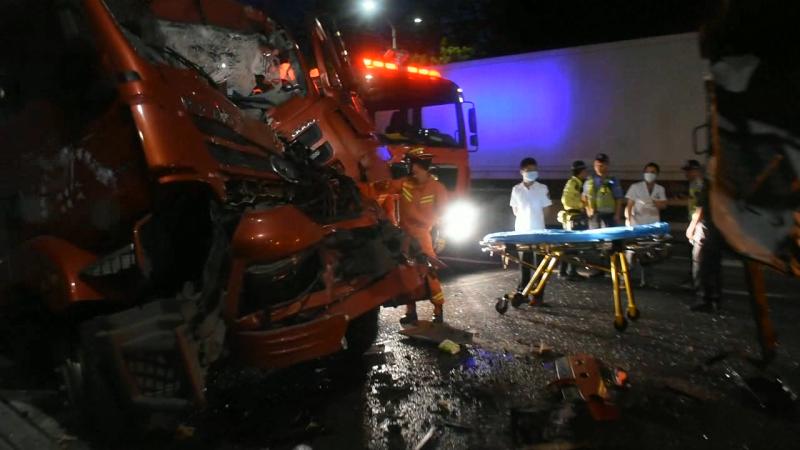 大货车追尾泥头车一司机身亡 事发107国道西乡路段