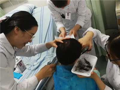 罗湖医院这张照片，暖心！