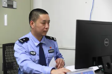 陈荣华：有毅力有耐力的办案“尖兵”