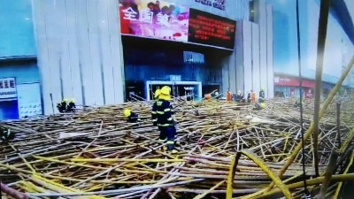 突发！平湖华南城脚手架坍塌  16人受伤均无生命危险
