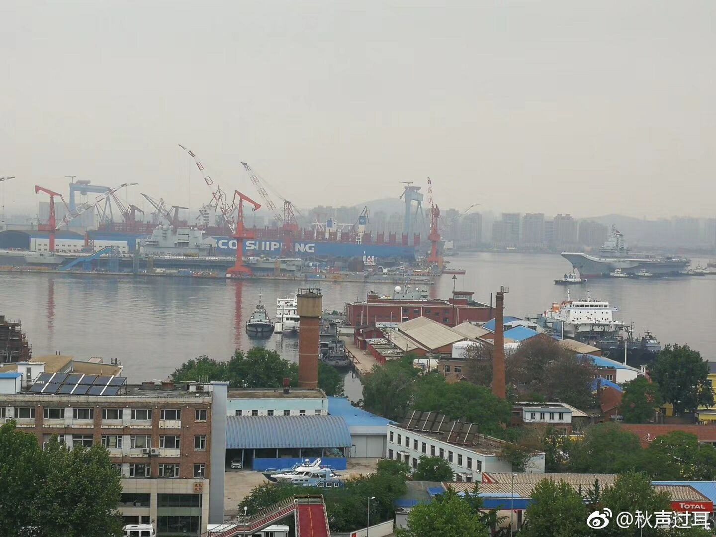 首次同框！辽宁号与国产航母相聚大连