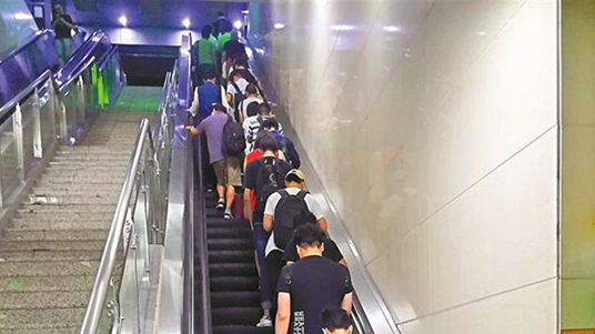 乘坐扶梯还在“左行右立”？市市场监管局：提倡“站稳扶好”