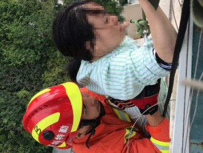 女子19层高楼外欲轻生 消防队员成功营救