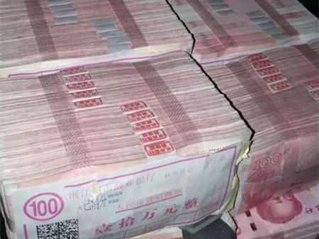 女生嫌200万分手费太少！直接把整整一箱现金都扔了！
