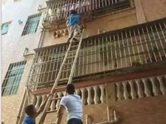 4岁女童卡阳台悬空7米  90后快递哥架梯托举救人