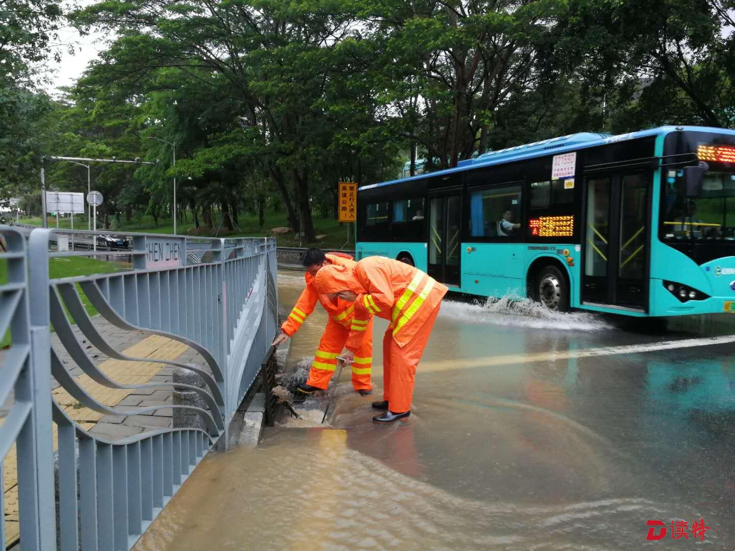 暴雨袭深！这些橙衣人路边街口默默做着这些事……
