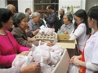 不良商家层层设套！老人领6个鸡蛋被骗12万拆迁款