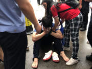 深圳一男孩错过高考，考场外当场崩溃大哭 