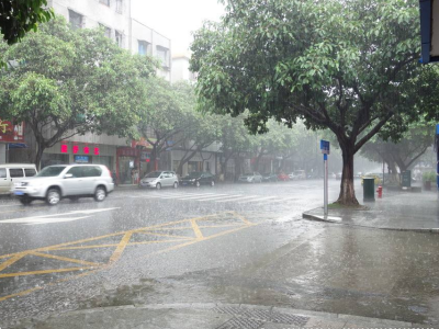 高考期间深圳有明显降雨，请及时关注气象预警信息