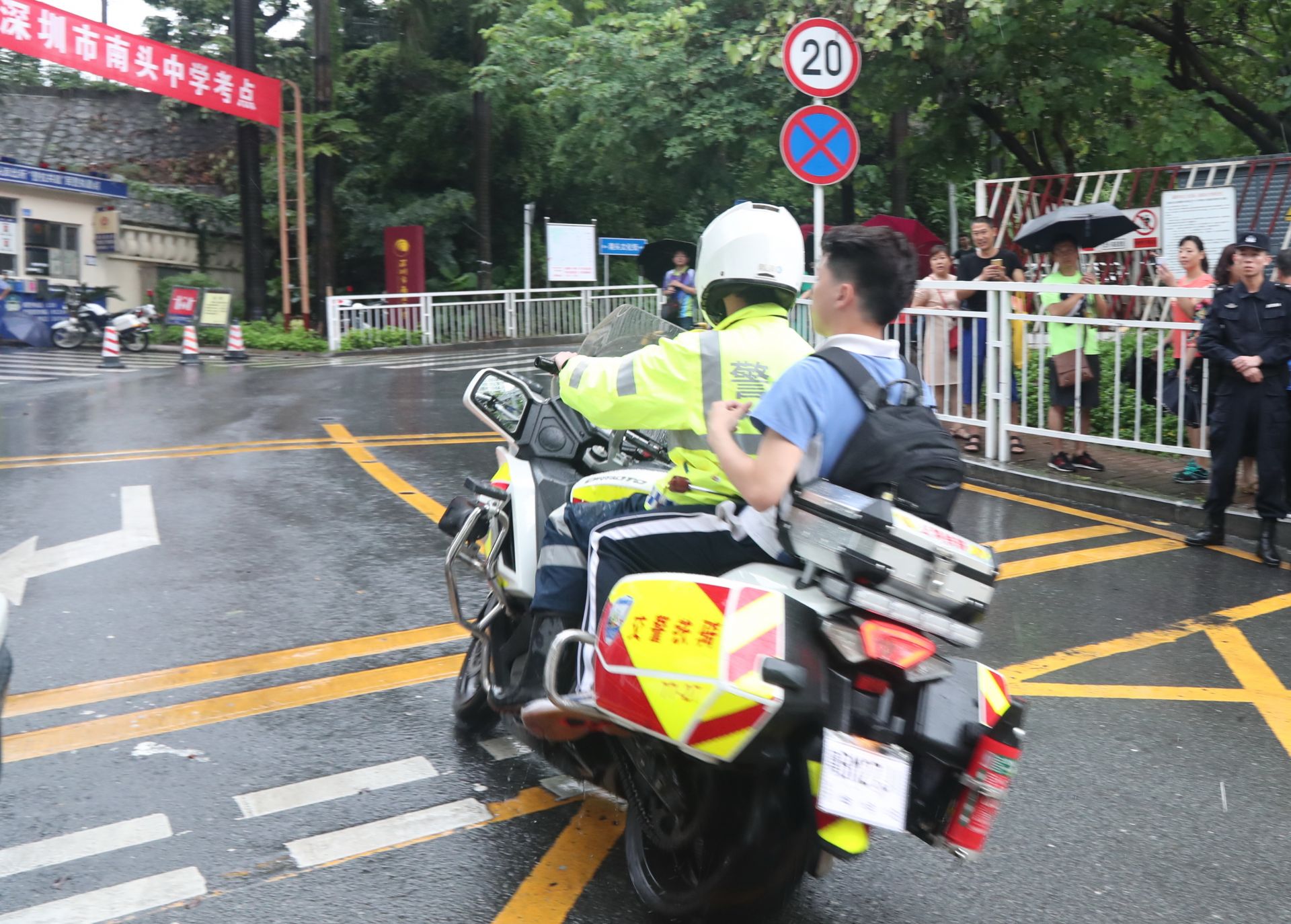 高考首日深圳交警铁骑护送考生49宗