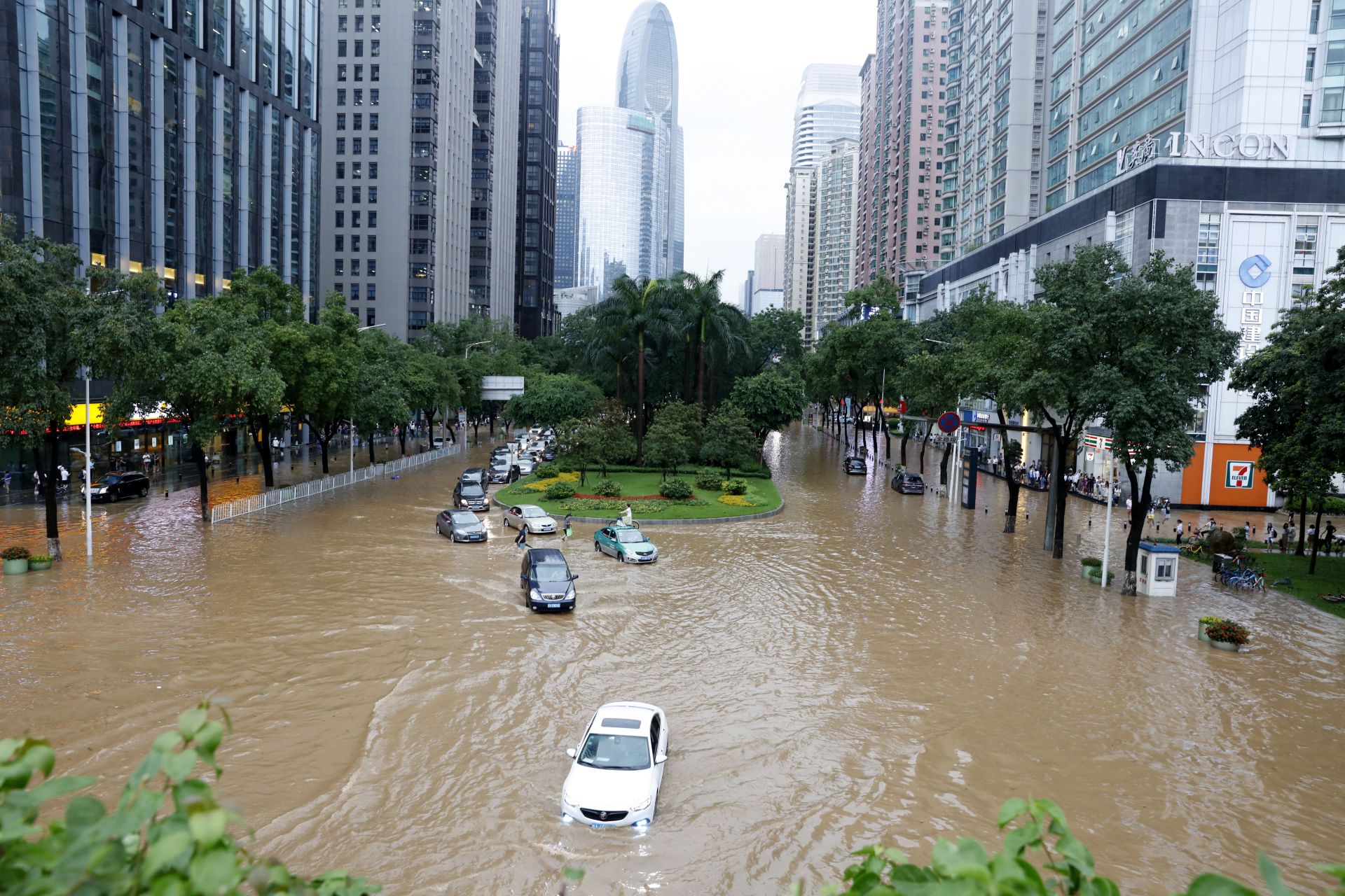 台风携雨袭广州 市民水中抓黄鳝
