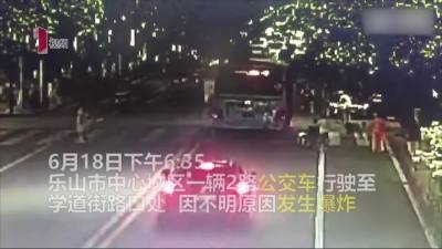 四川乐山一公交车爆炸15人受伤，嫌疑人已被控制