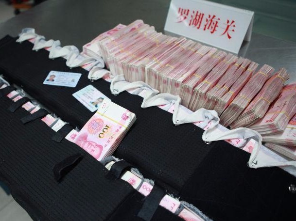 70万元现钞绑满胸背腰腹，他想过关！