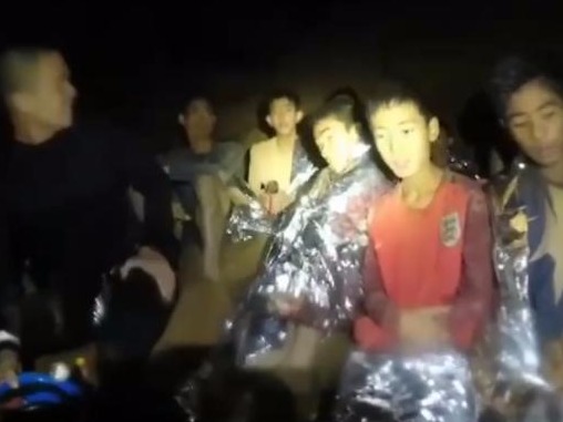泰国洞穴中受困少年学习游泳潜水 为出洞做准备