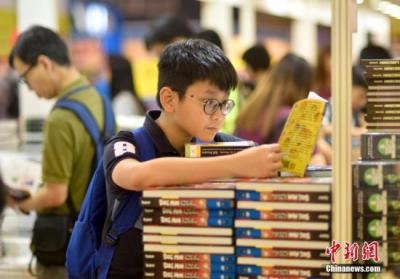 香港书展24日闭幕 销量较去年佳、读者渐趋年轻化 