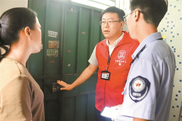 马峦街道创新开展“做一天网格员”主题党日活动