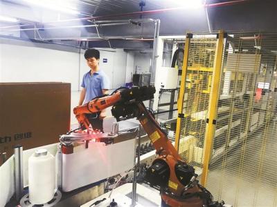 工厂用上机器人是怎样一种体验？读特记者带你一探究竟