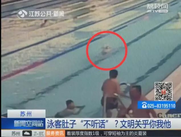 大爷淡定游过泳池,泳客却赶紧蹿上岸,看画面都要窒息了…