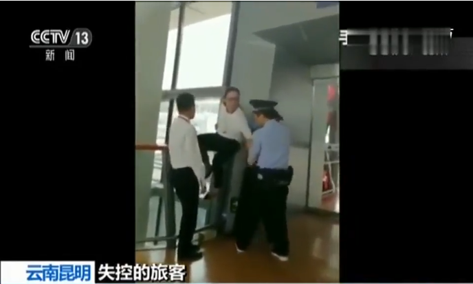 这是闹哪样？乘客误机却以“死”相逼要挟工作人员.....
