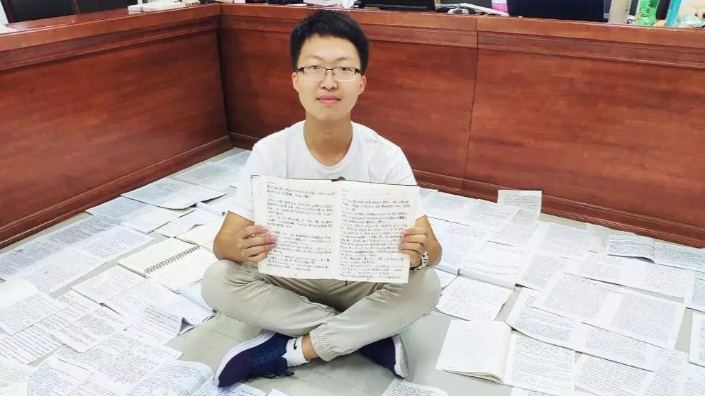 大学生手抄10万字繁体字课文，有用没用？网友吵起来了…
