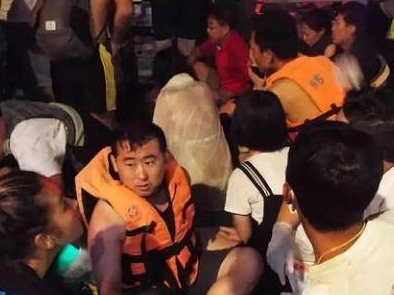 泰国倾覆游船船长：海水涌入水泵来不及抽，船开始下沉
