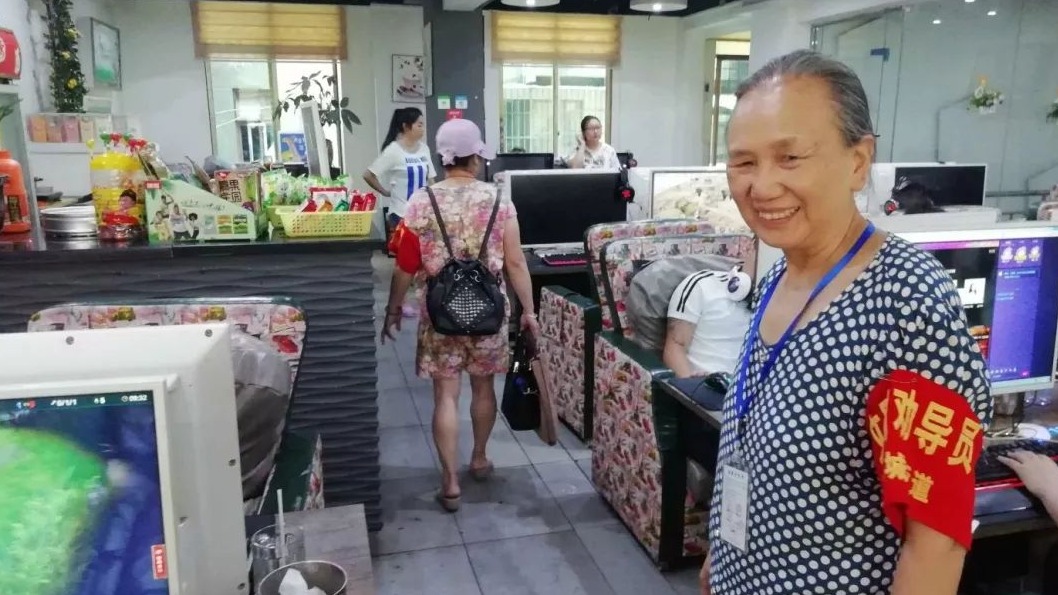 最强网管！ 66岁老奶奶专查网吧，见到未成年人就撵走