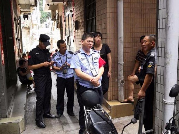 险！6岁儿童悬挂三楼防盗网 网格员化险为夷