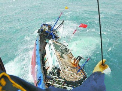 福建漳州一渔船翻扣 1人获救5人失联