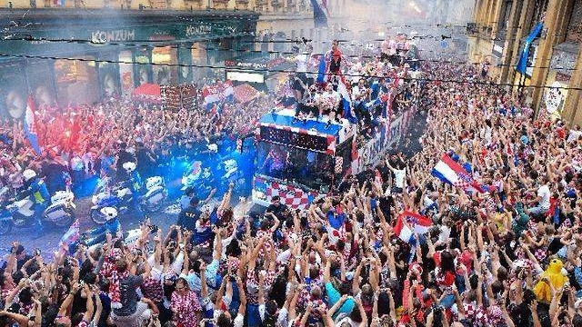 凯旋！克罗地亚队回国30万人迎接，20公里路走了5小时