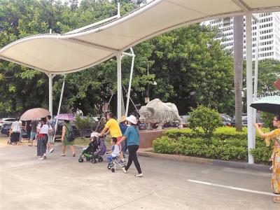 暑假来临亲子游升温 动物园外停满车 婴儿车排队入园 