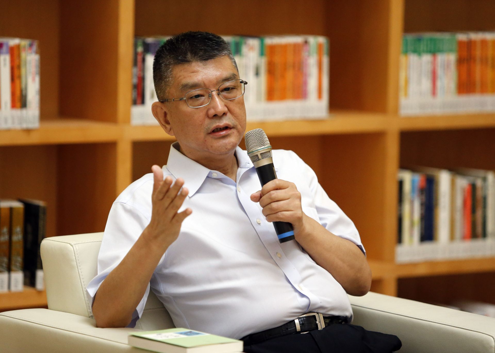 徐扬生散文集《摆渡人》笔会举行