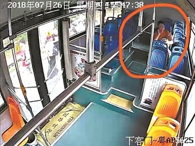 广州一公交数十乘客30秒下车 为宝宝让出生命之路 