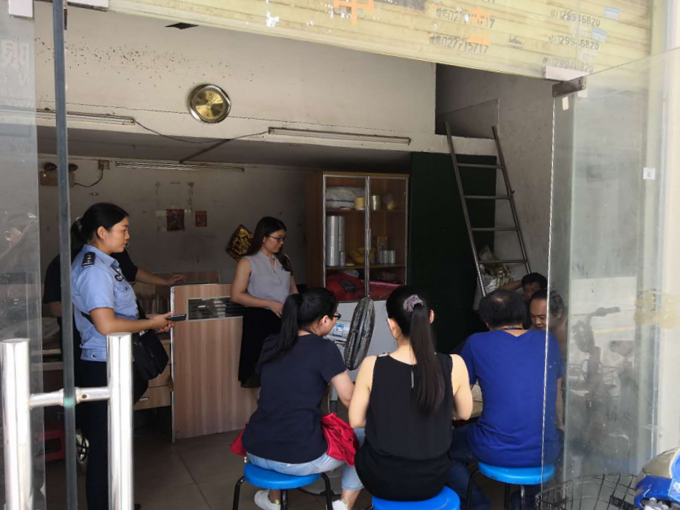 3个女儿竟被反锁家中罚跪！松岗网格员“严训”其家长