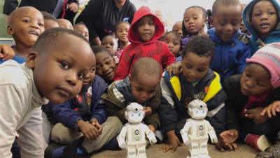 金砖峰会期间南非孩子的“新朋友”:优必选“悟空”机器人变身AI支教老师