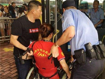 点赞！皇岗边检站助力大型旅行团残障人士快捷通关