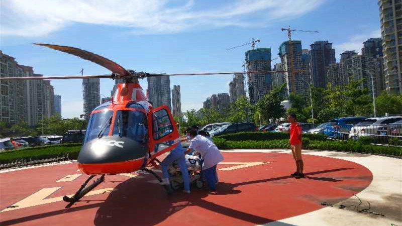 24分钟！深圳首例空中救援，直升机急降山顶接走晕厥小伙