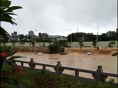 惠东强降雨大面积内涝发布暴雨红色预警 过往车辆注意绕行