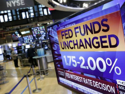美联储宣布维持联邦基金利率不变，重申将继续渐进加息