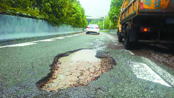 暴雨后道路凹陷破损 市交委：正加紧修复路面确保安全