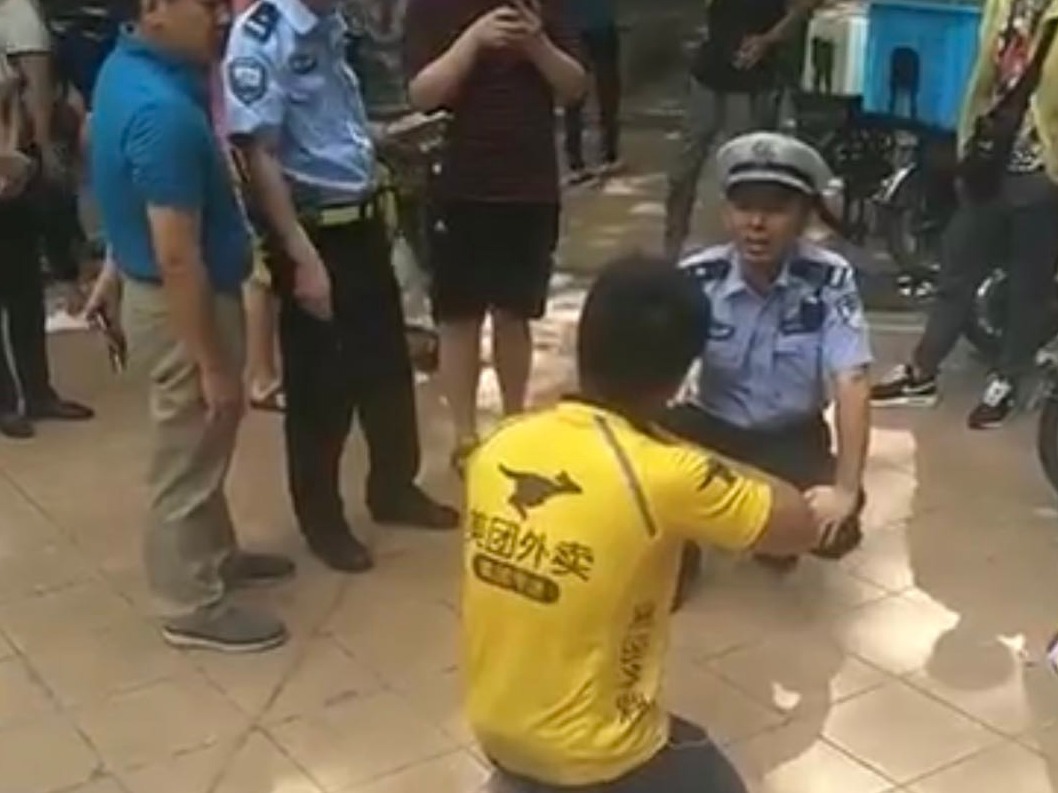 外卖小哥刀架脖子当街下跪，民警蹲下说了这番话……