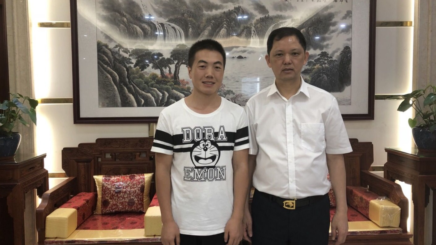 跨越16年的感恩！资助姐弟读书的他迎来弟弟登门谢恩