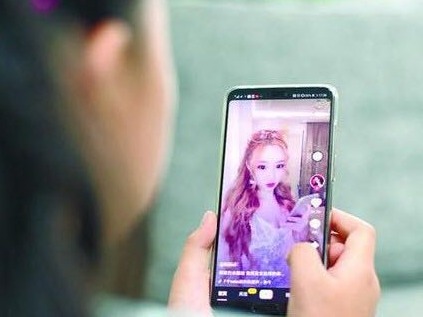 杭州初二女生沉迷抖音反问医生：能靠它挣钱为什么还要上学？