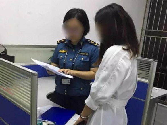 女乘客搭乘“黑车”被锁车内，不给100块不让下车！