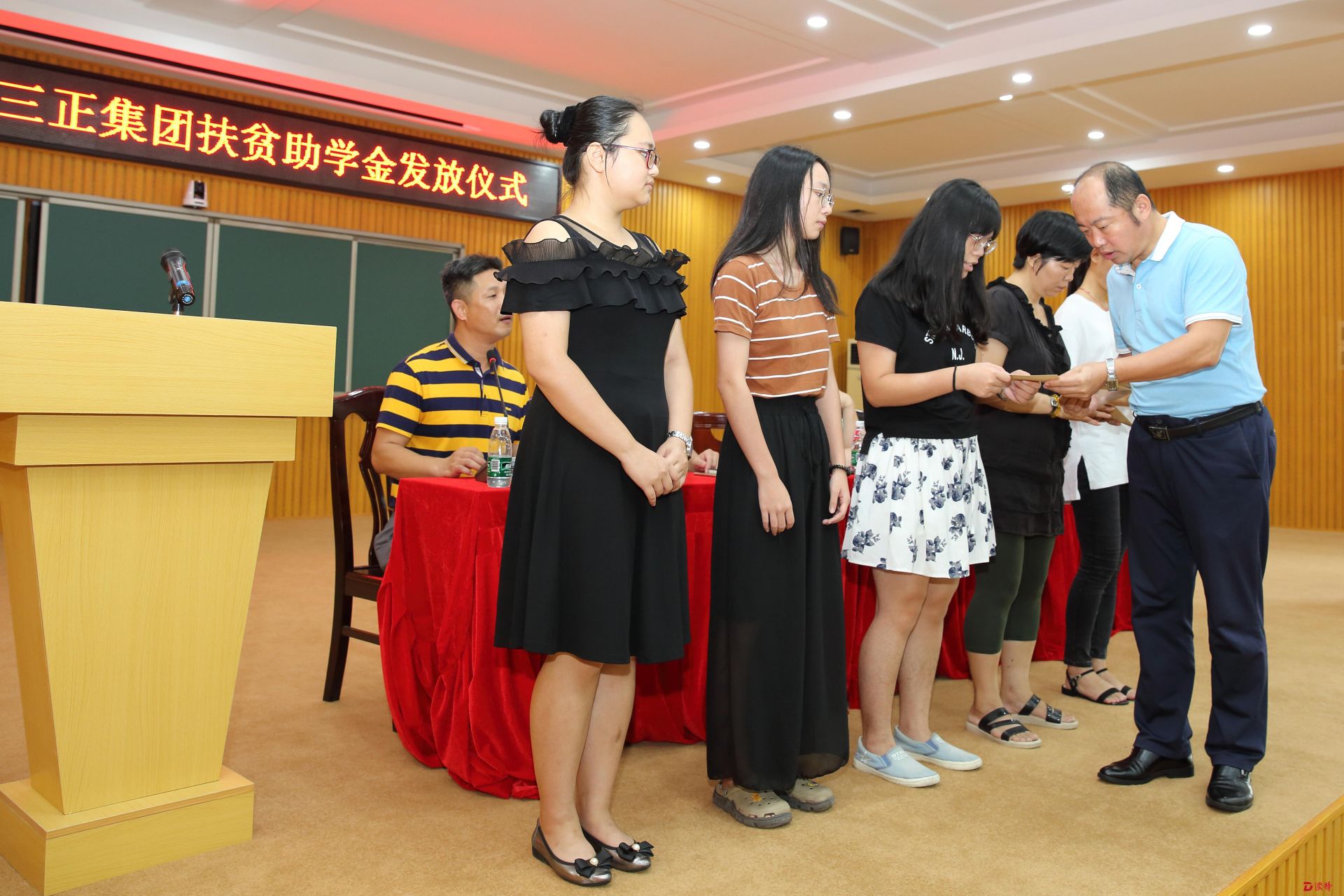 三正集团连续10年资助东莞桥头贫困学子圆大学梦