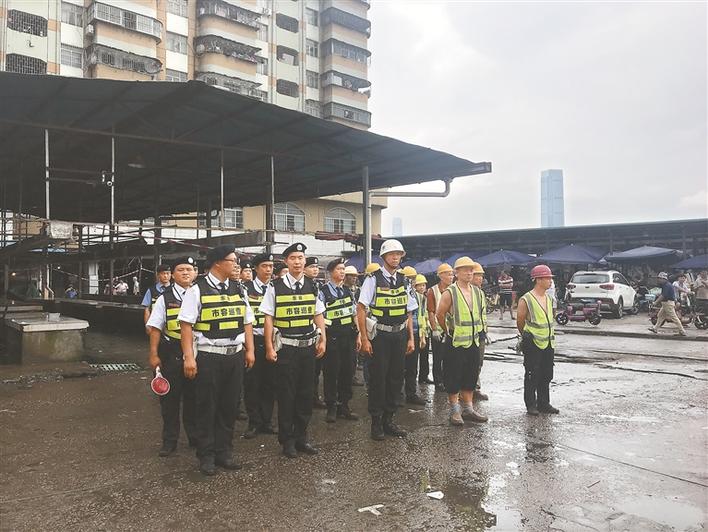 东晓街道拆除翠苑市场19处临建 还布吉农批整洁环境