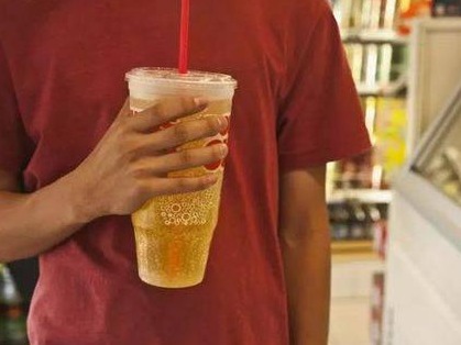 男子每天喝6瓶饮料一周瘦20斤，医生：再喝要出人命