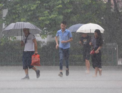 未来3天深圳有阵雨，并伴有6-7级阵风