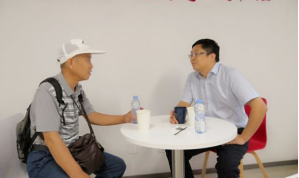 市党群服务中心第六期党代表接待活动迎来一位老兵,代表耐心解答疑惑